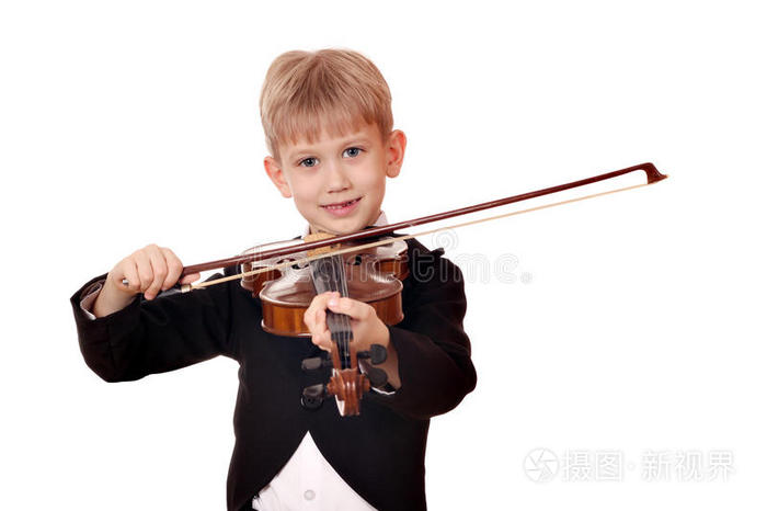 男孩用小提琴演奏音乐