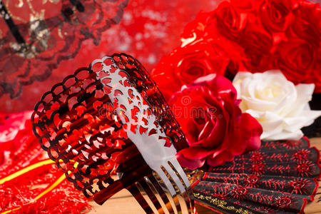 西班牙典型的弗拉门戈梳子扇子和玫瑰