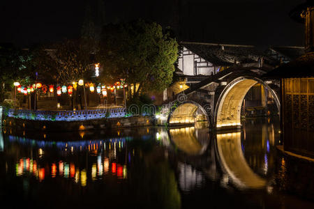 中国古代水城的夜晚，乌镇桥梁和灯笼