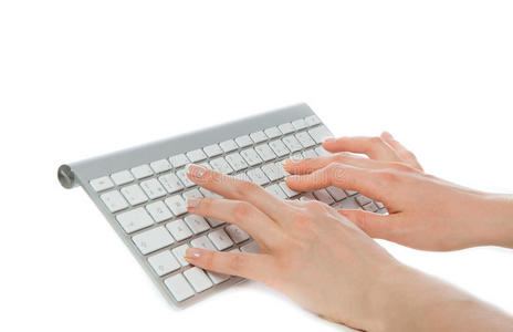 用手在远程无线电脑键盘上打字照片