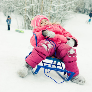 婴儿冬季户外活动。