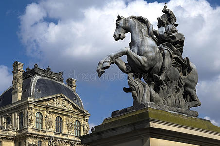 卢浮宫博物馆庭院中的路易十四国王马术雕像