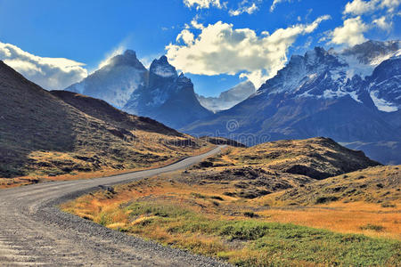 碎石路通向雪山照片
