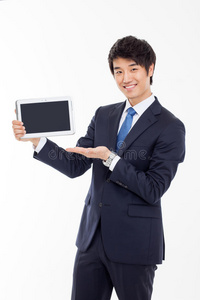 年轻的亚洲商人展示一台平板电脑