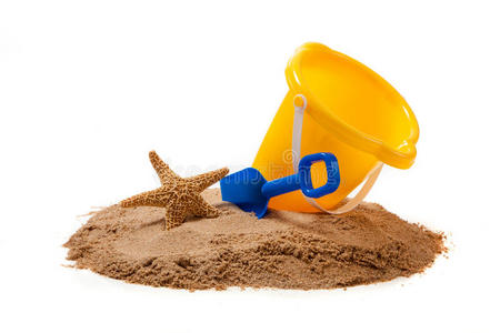 一个黄色的桶和蓝色的铲子放在沙滩上和海星在一起