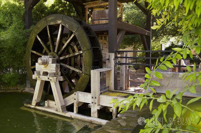 糖厂遗址水轮机水磨古代水磨老磨坊公园里的喷泉水磨旧木水轮机明尼苏