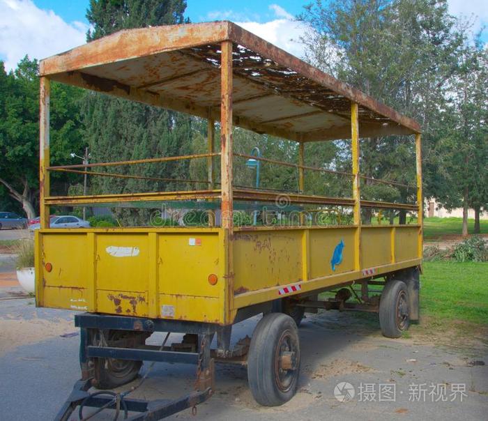 集体农场的旧拖车