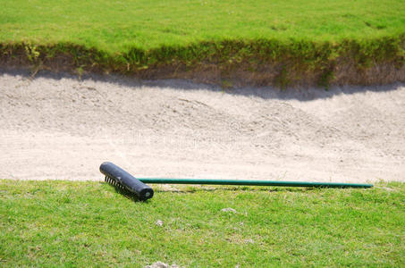 高尔夫球场沙坑和耙子特写
