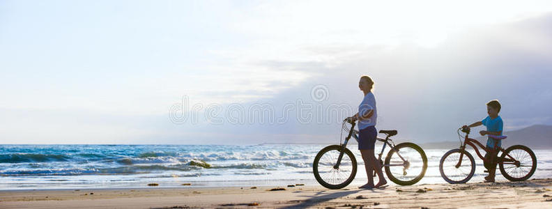 母子俩在海滩骑车