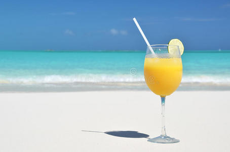 海滩上的橙汁