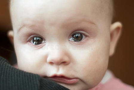 一个可爱的小女孩哭泣的画像
