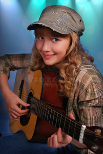 舞台上弹吉他的小女孩