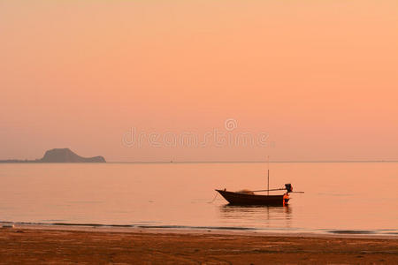 黎明时分的小渔船