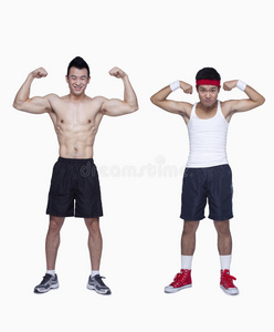 运动型男子和锻炼初级屈二头肌，对面，摄影棚拍摄