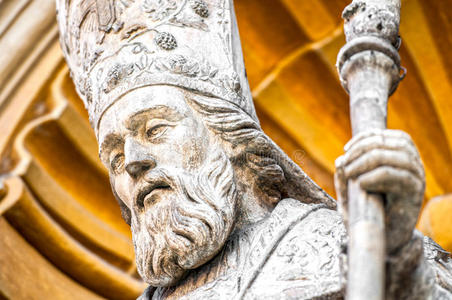 尼斯大教堂的天主教牧师雕像。