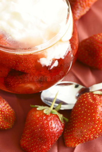 草莓糖浆和酸奶油。