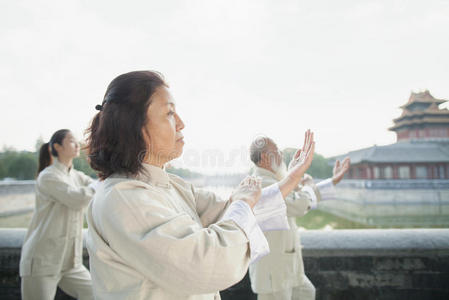 三个中国人在运河边练习太极拳图片
