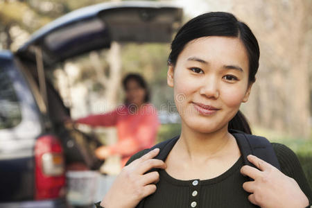 大学校园汽车前幸福女孩的画像图片