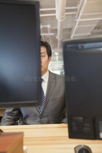 疲惫的商人在办公室看着电脑