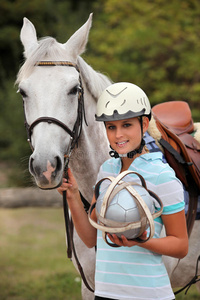 冲刺宠物带马的金发女郎照片