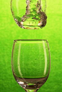 一股水流掉进玻璃杯里。