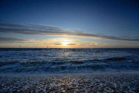 生动的日落荷兰海滩