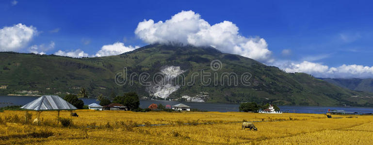 托巴湖全景。