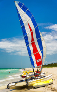 古巴瓦拉德罗海滩上的双体船