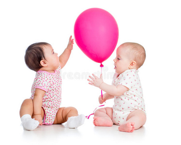 婴儿女孩玩红球