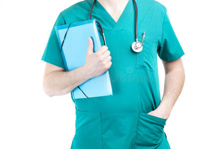 带蓝色文件夹和听诊器的医生