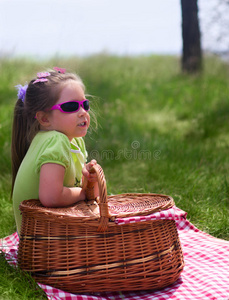 带着野餐篮子的小女孩