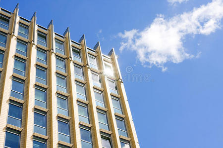 现代建筑中蓝色玻璃的抽象肌理