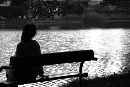 湖边孤独的女孩