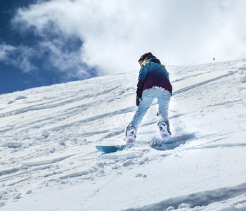 滑雪板下山图片