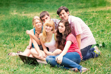 大学外快乐微笑的青少年学生群