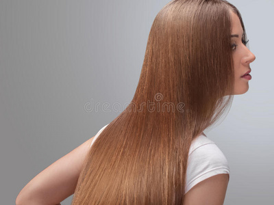 长发。美丽的女人，健康的棕色头发。