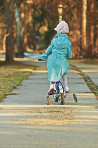 穿蓝斗篷的女孩骑自行车