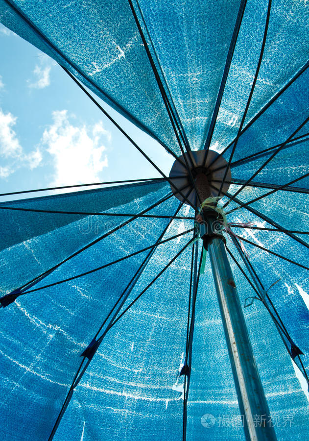 蓝色雨伞俯视图