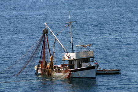 工作中的渔船照片