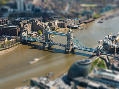 塔桥和伦敦市政厅鸟瞰图