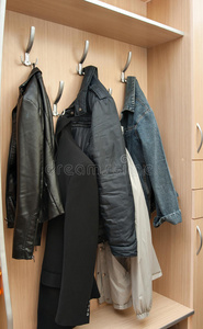 大厅形象墙挂在墙上的衣服照片