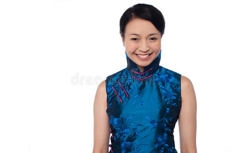 穿着蓝色连衣裙的年轻漂亮的中国女人