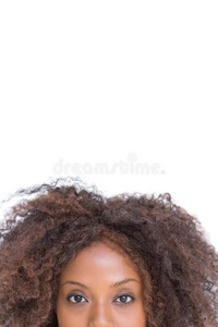 一个黑发女人看着大空间的相机