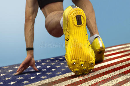 短跑运动员启动美国国旗