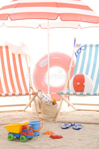 沙滩椅，带彩色沙滩玩具