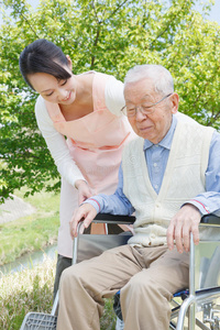 日本护理人员和外地老年人图片