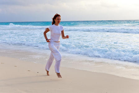 女人在海上奔跑海岸.肖像最大限度地
