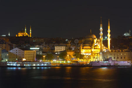 奥利布尔清真寺矗立在靠近公路的海岸上照片