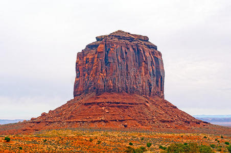 沙漠山谷中的红岩丘