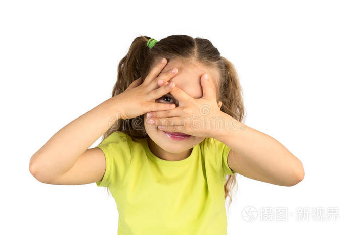 小女孩捂住眼睛透过缝隙看着